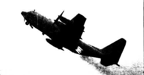 Взлет С-130В со стартовыми ускорителями