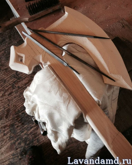 Как сделать бутафорское оружие из дерева своими руками