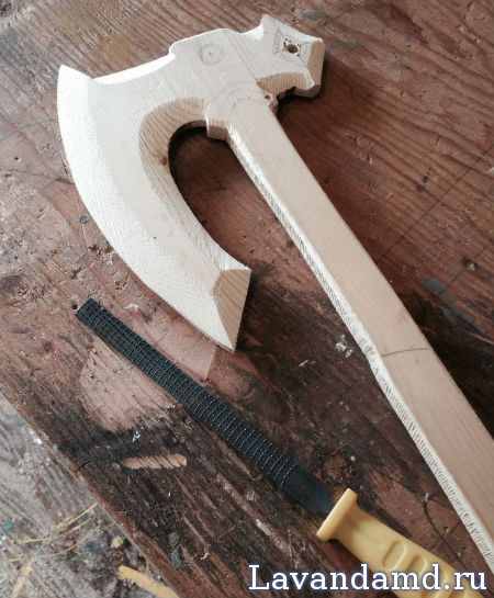 Как сделать бутафорское оружие из дерева своими руками