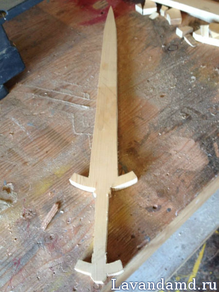 Как сделать бутафорское оружие из дерева своими руками