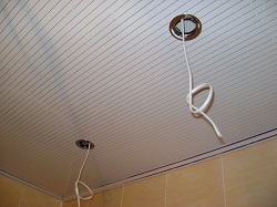 Как закрепить пластиковые панели на потолке