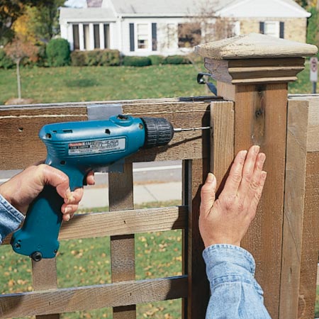 Как дать новую жизнь старому забору своими руками? Как дать новую жизнь старому забору своими руками?